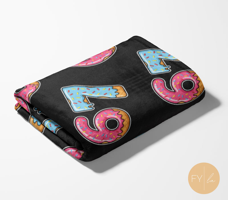 6 7 Ice Cream Design - Cozy Blanket