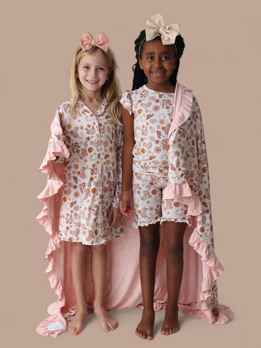 FLOWERS AND BOOTS DREAM RUFFLE BLANKET